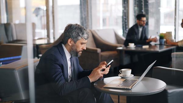 מוכנים לעבוד, אך תקועים בהורדה: Holafly for Business חושפת פערים במהירות ה-Wi-Fi בשדות תעופה