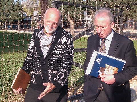 שגריר אוסטריה מבקר במחנה המעפילים בעתלית