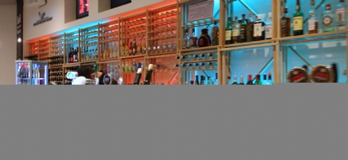Shmoozy BAR – בר יין באווירה בינלאומית בנתב"ג