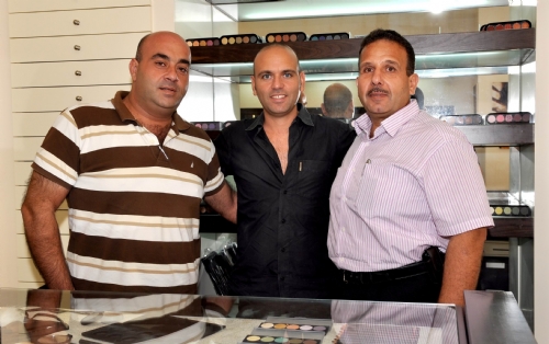 המאפר יוסי ביטון במחווה לנשות אסון הכרמל ובשת"פ עם נשים מג'נין המאפר יוסי ביטון במחווה לנשות אסון הכרמל ובשת"פ עם נשים מג'נין