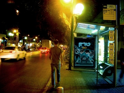 JCDecaux עולה בקמפיין ייחודי בשימוש בתאורת LED לסרט טרון – המורשת