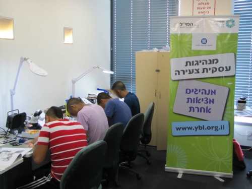 בני נוער בסיכון הוכשרו למקצוע טכנאי סמארטפונים