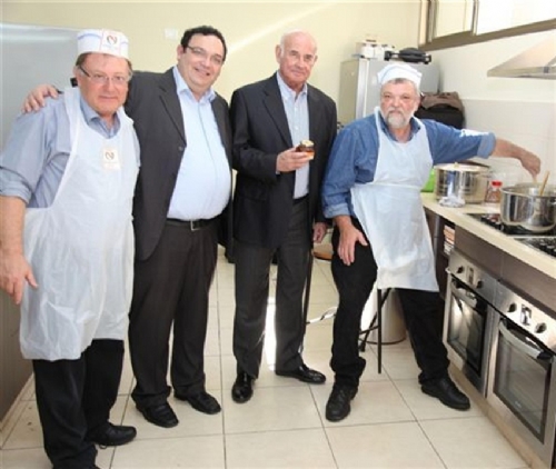ביקור מרגש של יעקב פרי בישיבת כפר גנים