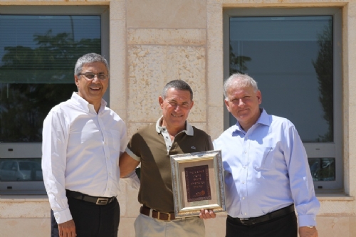 בנק הפועלים תרם ל"עלה נגב נחלת ערן" בסך 230000 שח